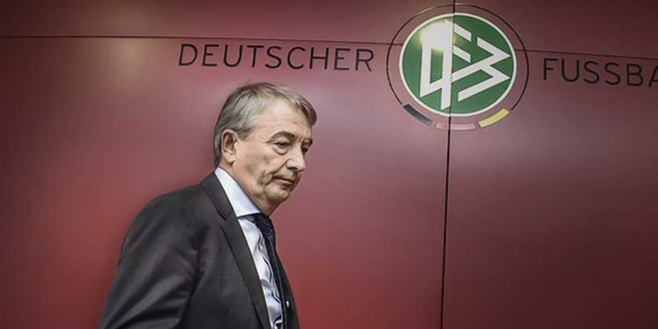 Dimite por escándalo presidente de la Federación Alemana de Futbol