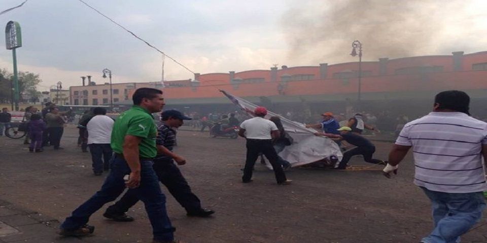 Se enfrentan ambulantes y policías en Xochimilco