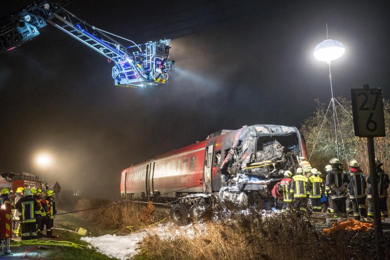 Choque de tren con un camión deja un muerto - Zugunfall-bei-Freihung