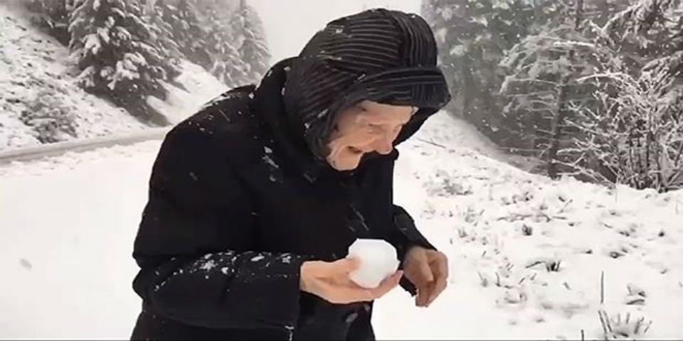 Video: mujer de 101 años juega con la nieve