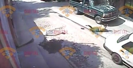 Video: taxi arrastra a una mujer para robarle bolsa