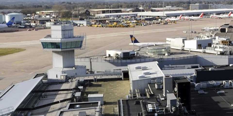 Evacuan avión y arrestan a dos por amenaza de bomba