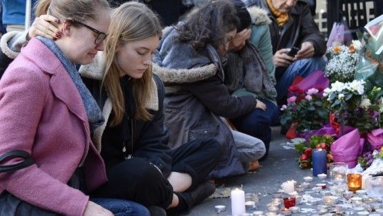 Francia guarda minuto de silencio por víctimas de atentados - afp