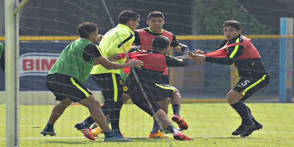 Jugadores del América pelean en el entrenamiento