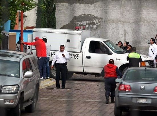 Abandonan vehículo y cadáver en Ecatepec