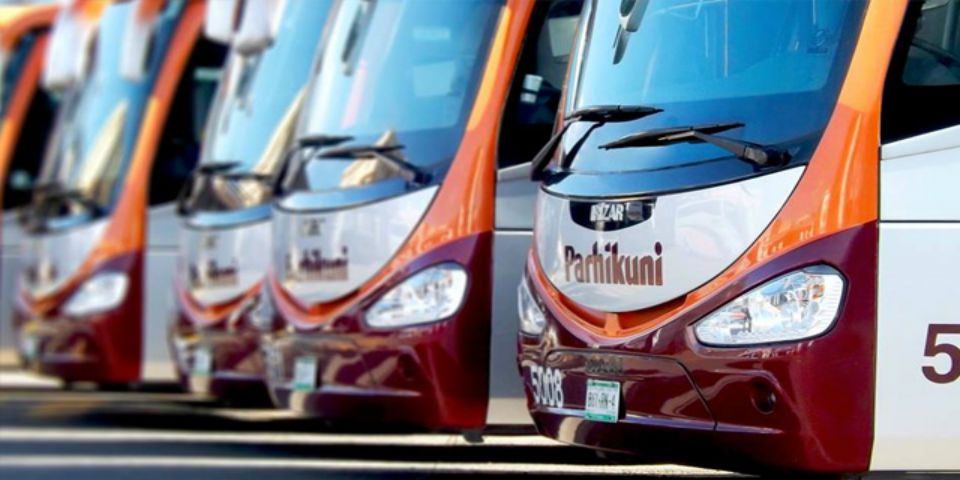 Normalistas retienen 5 autobúses y a sus choferes