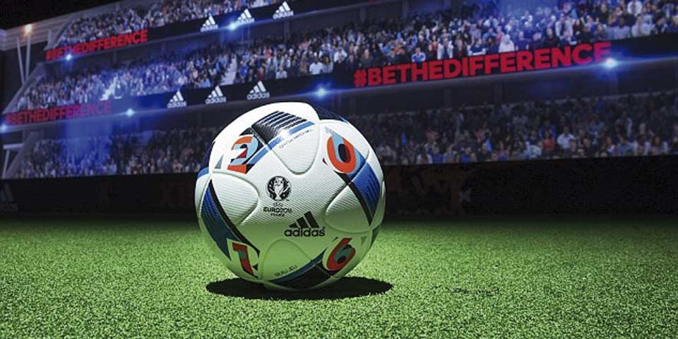 Zidane presenta el balón de fase de grupos de la Euro 2016