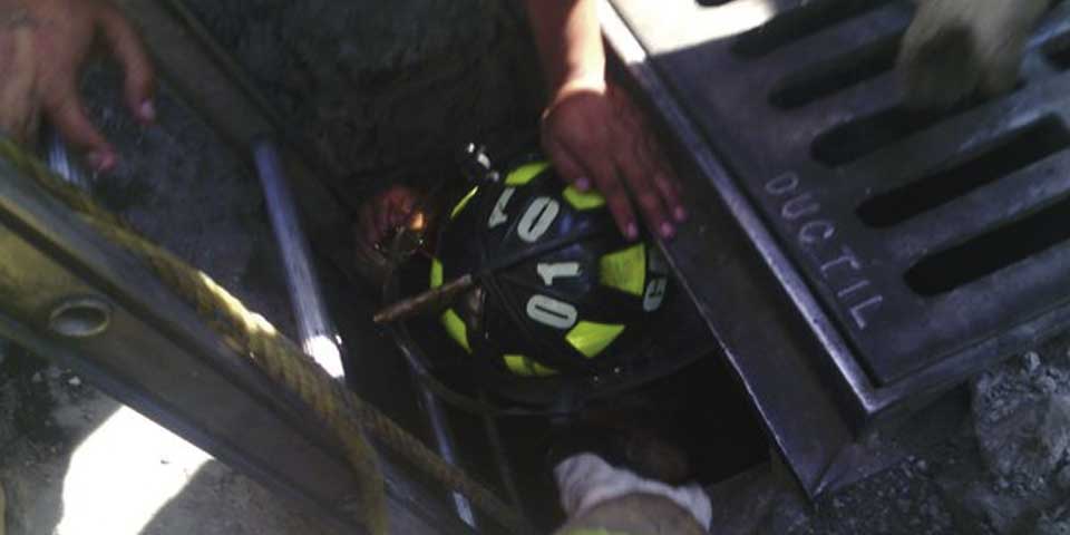 Muere bebé al caer a alcantarilla Muere bebé al caer a alcantarilla