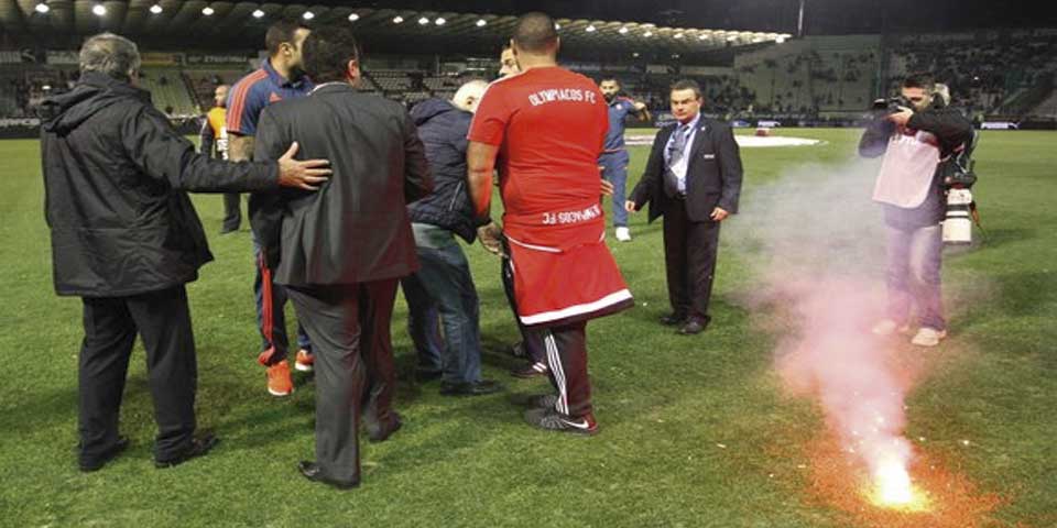 Cancelan clásico griego por lanzamiento de bengalas