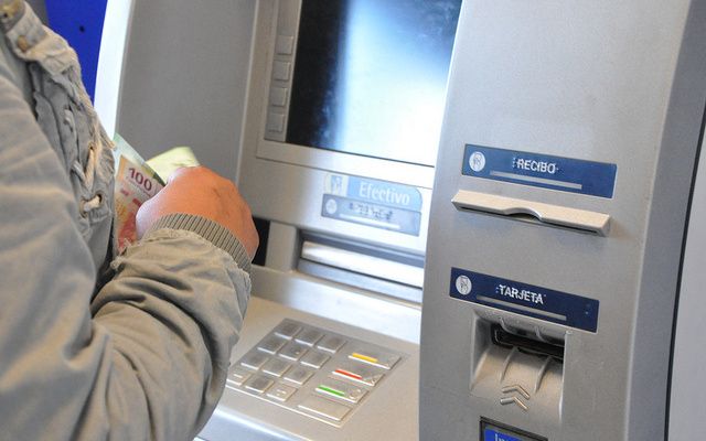¿Cuánto cuesta retirar en el cajero de un banco ajeno?