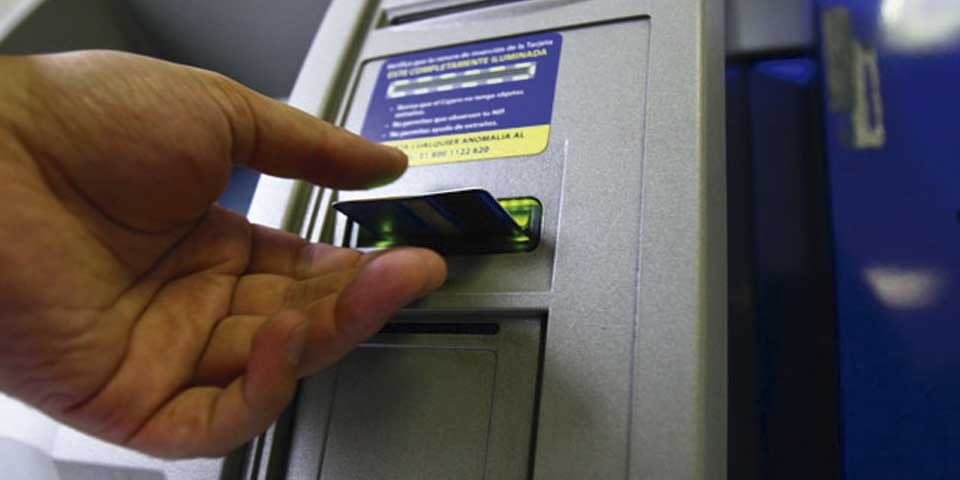 Detectan vulnerabilidad en cajeros automáticos del país