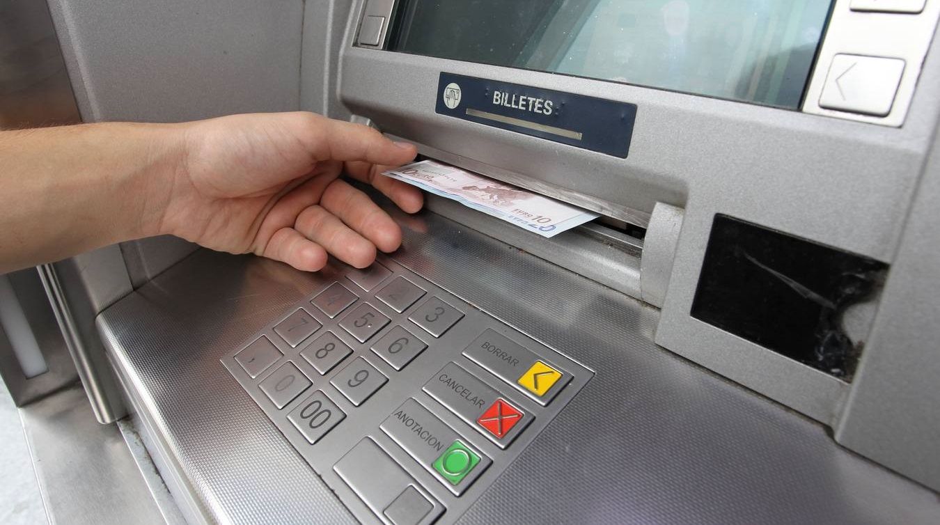 Sorprenden a policías robando cajeros en escuela de la UNAM