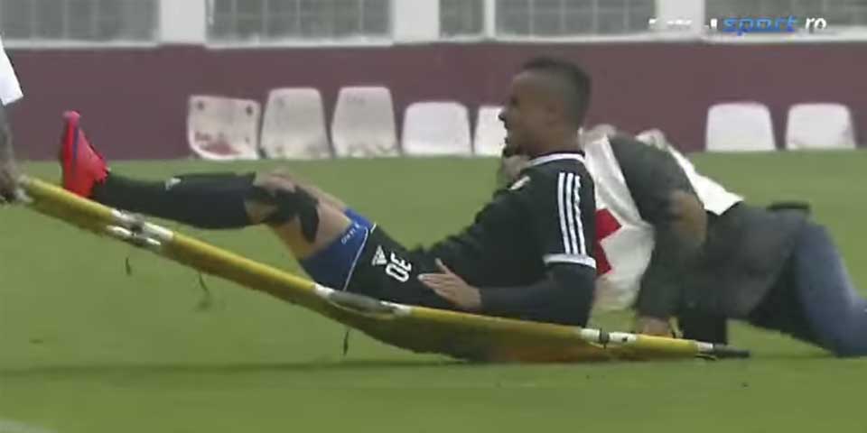 Video: se lesiona y los camilleros lo dejan caer