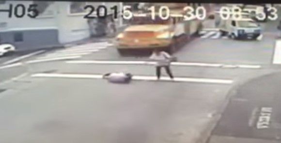 Video: mujer se salva de chocar con camión