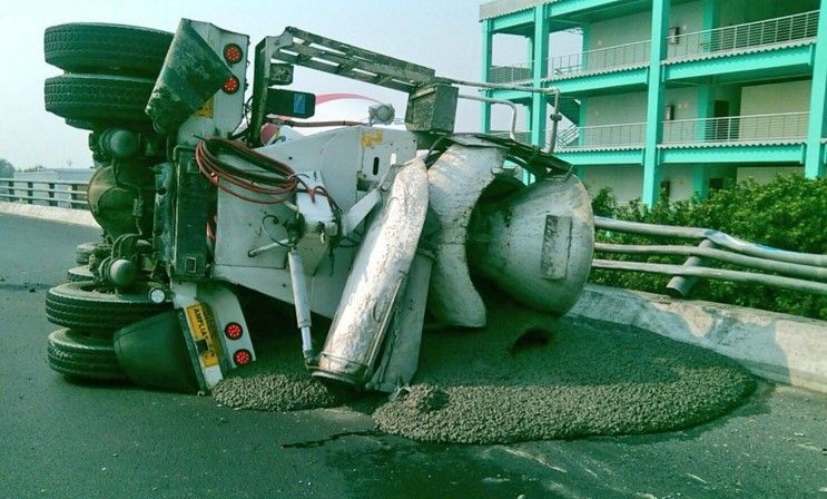 Vuelca revolvedora de cemento al oriente del D.F. - camion-vuelca-cemex-MrElDiablo8