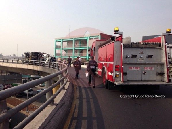 Vuelca revolvedora de cemento al oriente del D.F. - camion-vuelca-cemex-RadioCentro