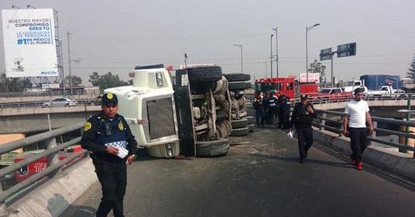 Vuelca revolvedora de cemento al oriente del D.F.
