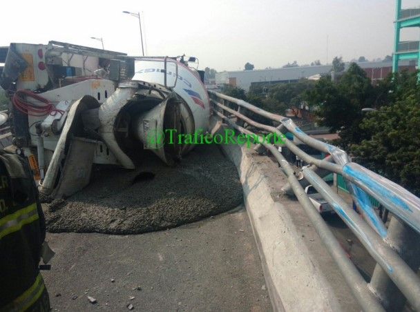 Vuelca revolvedora de cemento al oriente del D.F. - camion-vuelca-cemex-traficoreporte