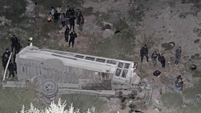 Cae autobús con trabajadores a una barranca en Ciudad Juárez Cae autobús con trabajadores a una barranca en Ciudad Juárez