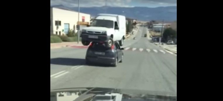 Video: camioneta traslada a otra más grande en su toldo