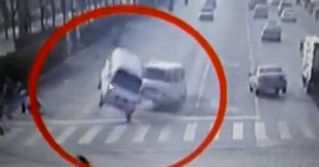 Video: automóviles levitan en vialidad de China