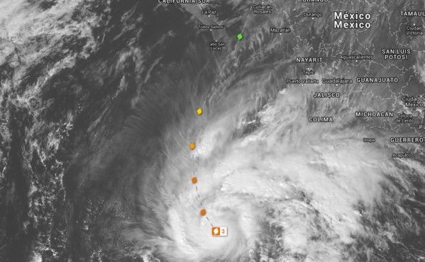 Huracán Sandra sube a categoría 3