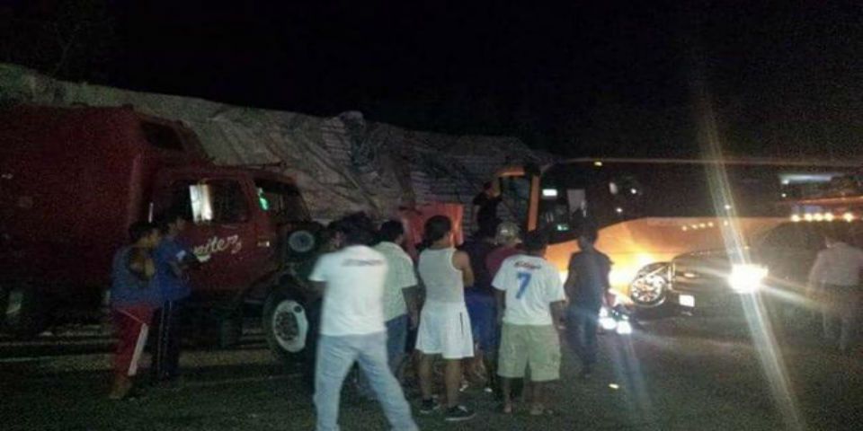 Choque en Chiapas deja 21 turistas lesionados