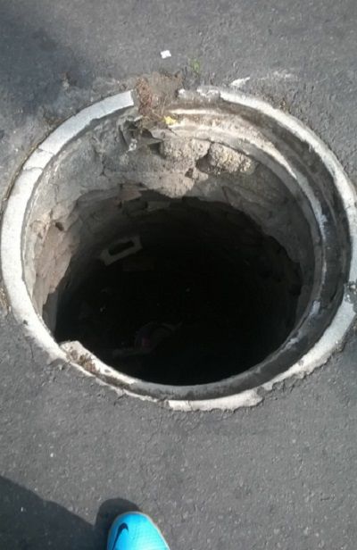 Embarazada cae en coladera en Cuauhtémoc