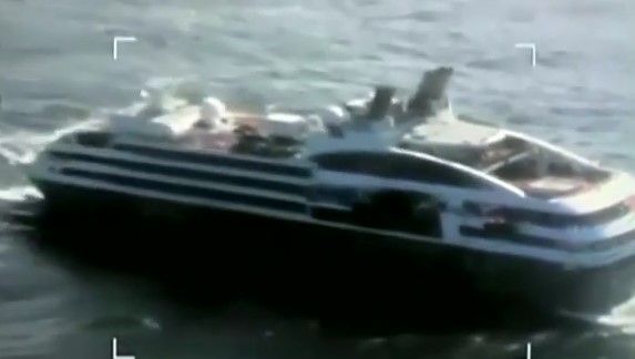 Se incendia crucero y rescatan a 347 pasajeros