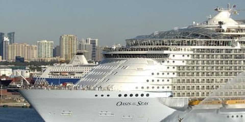 Guardia Costera busca a hombre que saltó de crucero al mar