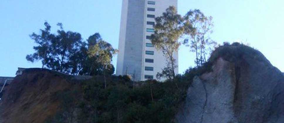 Vecino demandará a empresas por deslave en cerro de Santa Fe Vecino demandará a empresas por deslave en cerro de Santa Fe