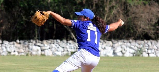 Mujer debuta en una liga de béisbol profesional