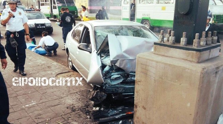 Muere mujer tras chocar contra poste en La Viga - elpollocdmx