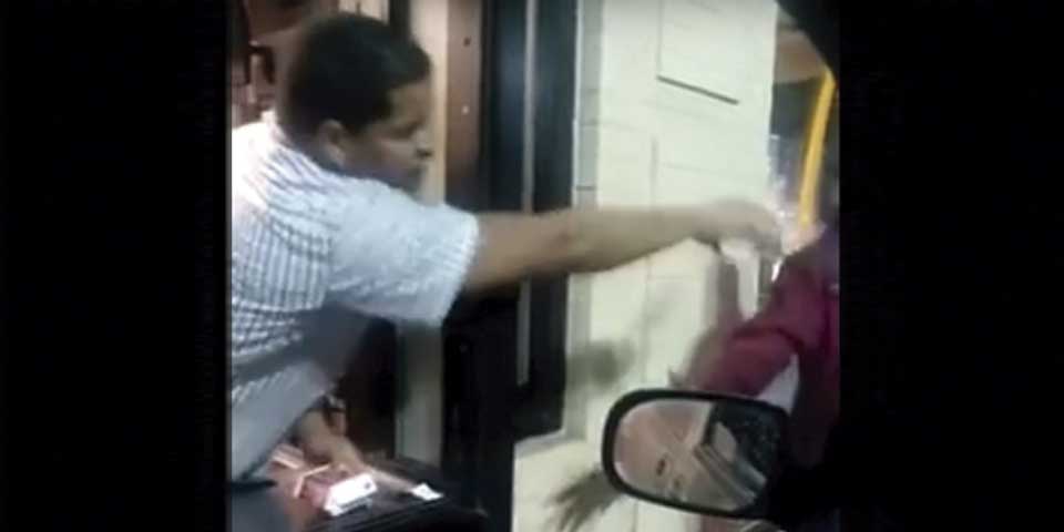 Video: empleado de McDonald’s engaña y moja a indigente