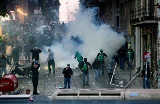 Cancelan clásico griego por lanzamiento de bengalas - enfrentamientos-olympiacos-panathinaikos-2