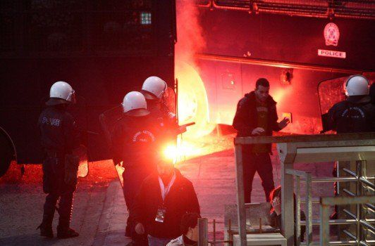 Cancelan clásico griego por lanzamiento de bengalas - enfrentamientos-olympiacos-panathinaikos-3