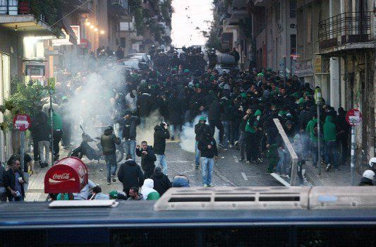 Cancelan clásico griego por lanzamiento de bengalas - enfrentamientos-olympiacos-panathinaikos