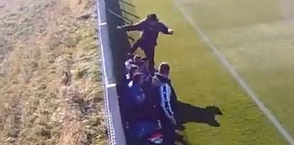 Video: entrenador patea en la cabeza a un jugador