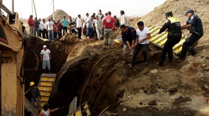 Derrumbe en obra deja dos muertos en Edomex