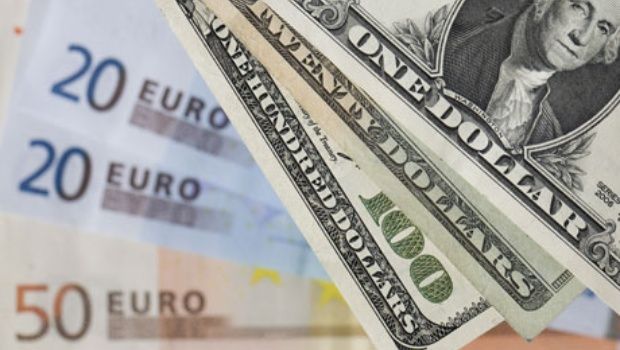Dólar y euro podrían alcanzar la paridad en diciembre - euro_dolar2.jpg_1328648940