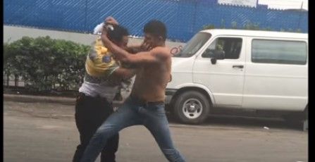 Video: hombre golpea a dos policías de tránsito Video: hombre golpea a dos policías de tránsito