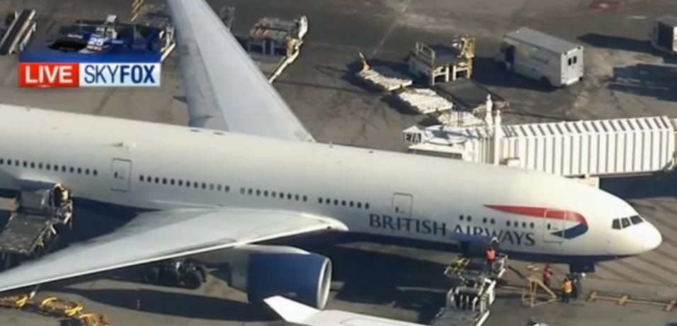 Pasajera intenta entrar a cabina de avión de British Airways