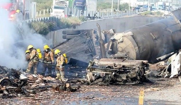 Tráiler choca con pipa en Nuevo León, hay un muerto - foto-el-norte