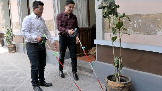 Universitarios crean bastón inteligente para invidentes