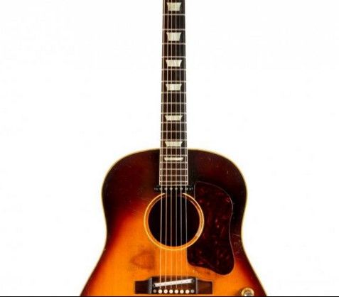 Rompe récord subasta de guitarra robada a John Lennon - guitarra