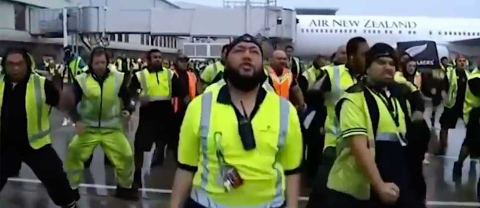 Personal de Air New Zealand realiza haka para los All Blacks Personal de Air New Zealand realiza haka para los All Blacks