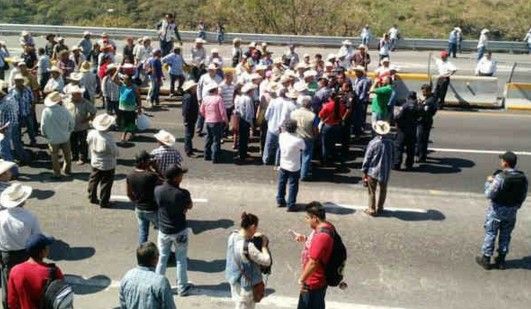 Manifestantes liberan carretera de Oaxaca