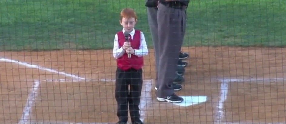 Pese al hipo, niño logra entonar el himno de Australia