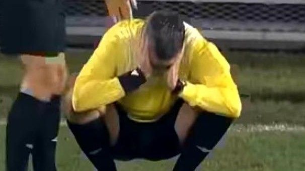 Video: aficionados “bañan” a un árbitro asistente