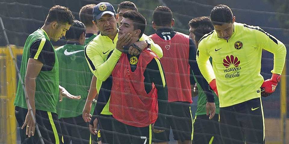 Ambriz felicita a jugadores que pelearon en entrenamiento